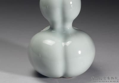 图片[2]-Gourd-shaped vase with three-neck body in pale green glaze, Qing dynasty, Qianlong reign (1736-1795)-China Archive